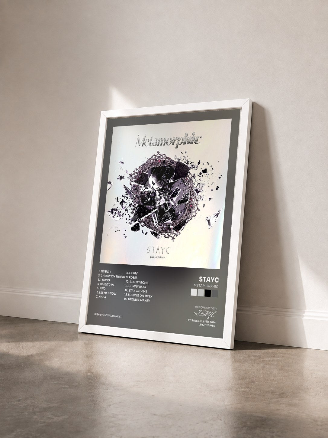 #blanc Tableau de l'album Metamorphic de STAYC vu de trois quarts, cadre blanc