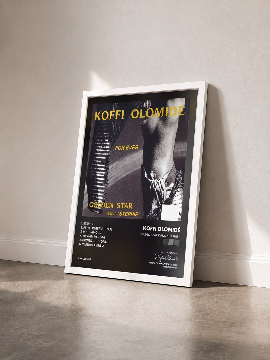 #blanc Tableau de l'album Golden Star dans "Stephie" de Koffi Olomidé vu de trois quarts, cadre blanc