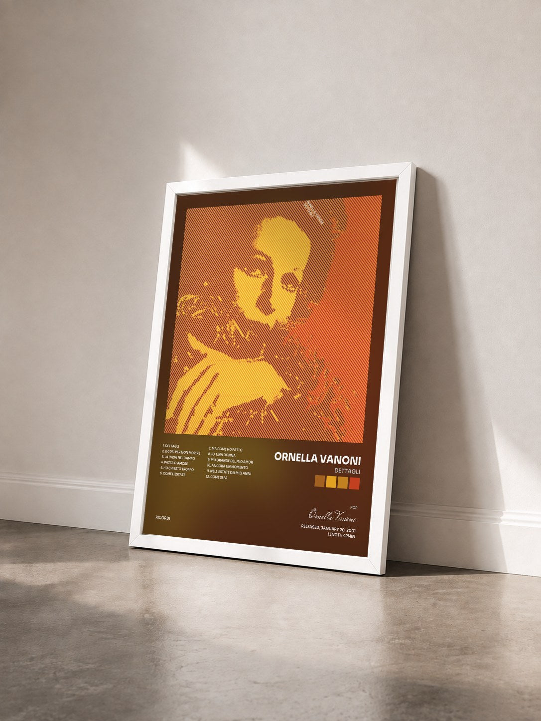 #blanc Tableau de l'album Dettagli de Ornella Vanoni vu de trois quarts, cadre blanc