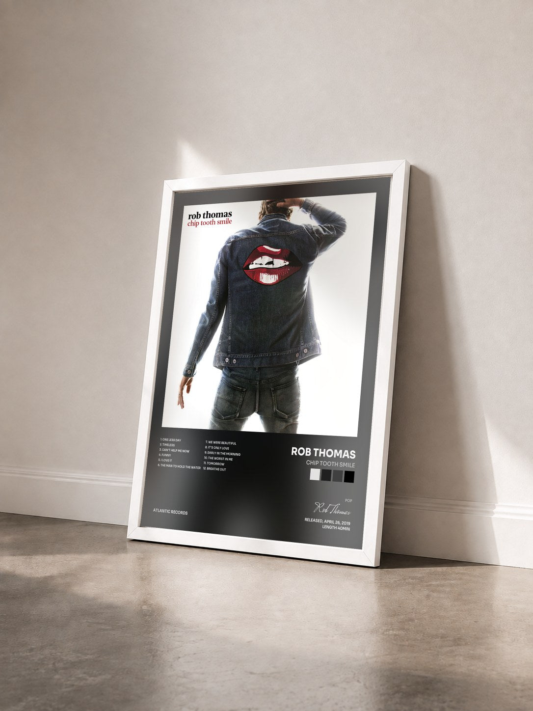 #blanc Tableau de l'album Chip Tooth Smile de Rob Thomas vu de trois quarts, cadre blanc