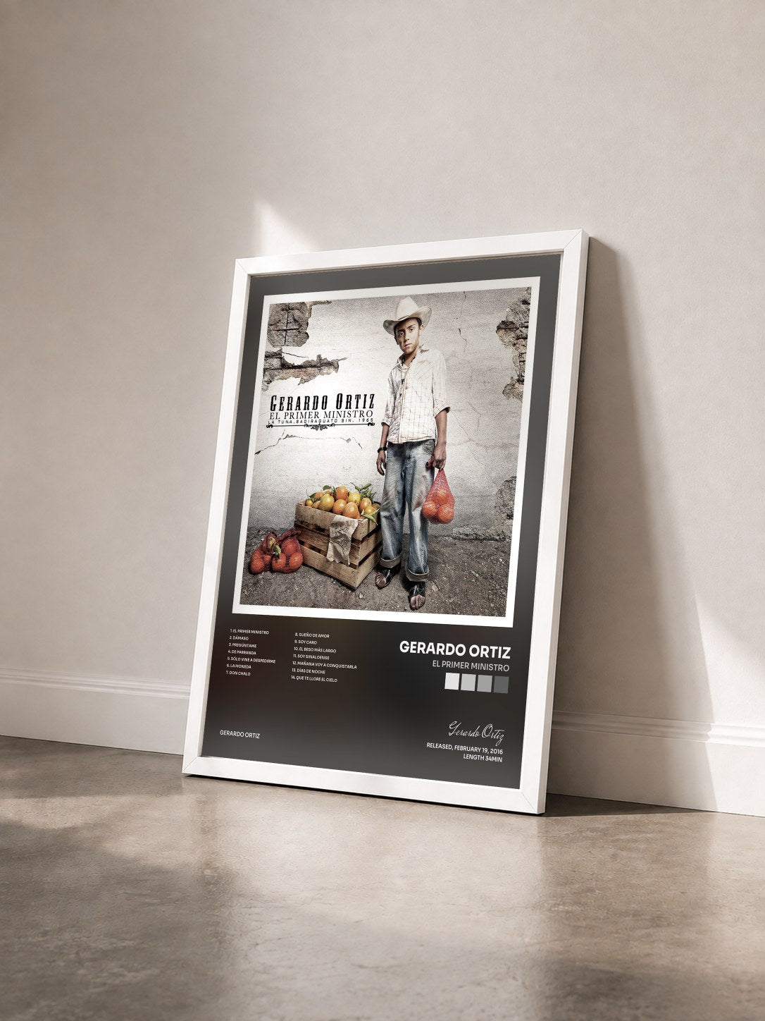 #blanc Tableau de l'album El Primer Ministro de Gerardo Ortiz vu de trois quarts, cadre blanc