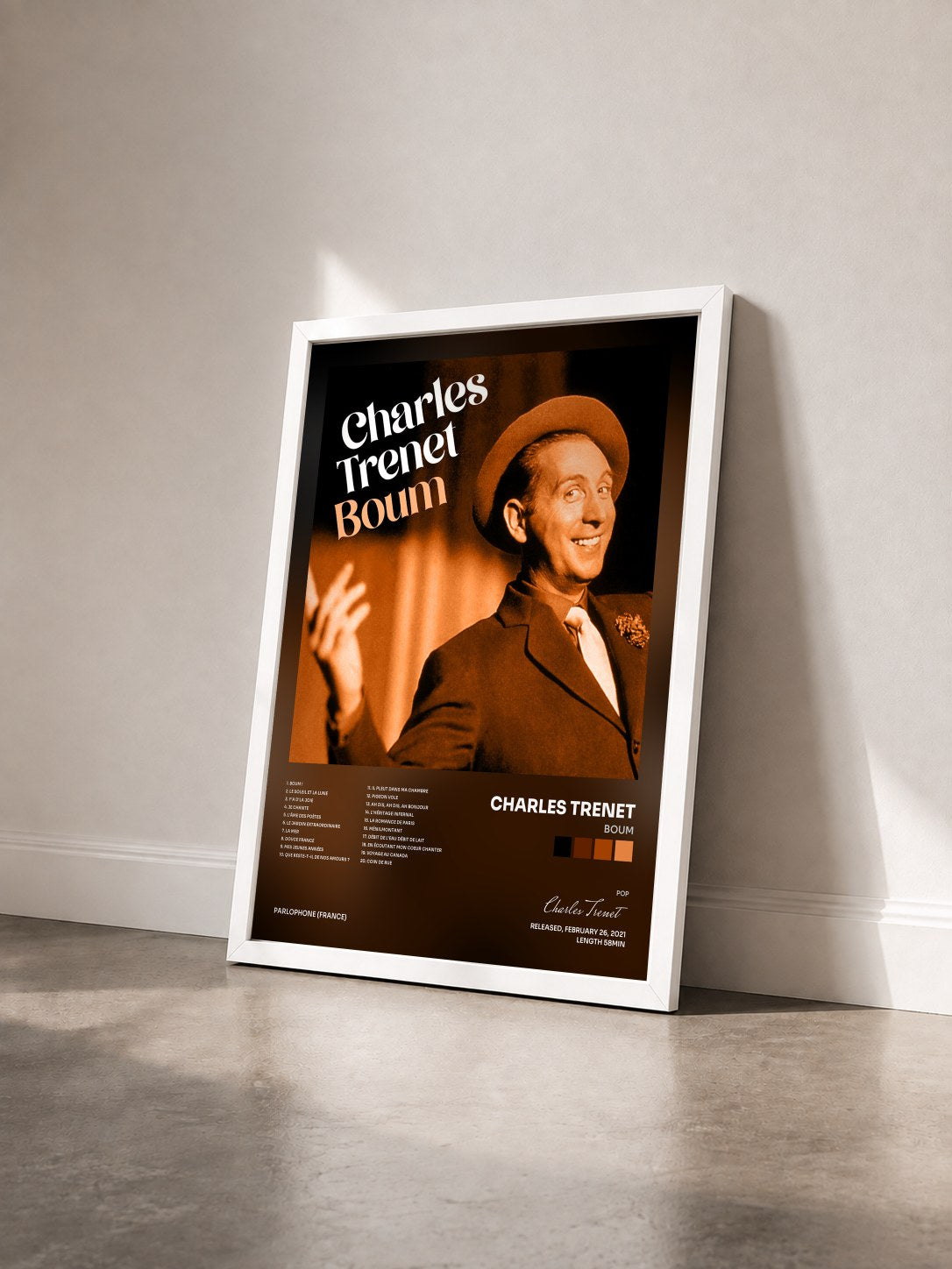 #blanc Tableau de l'album Boum de Charles Trenet vu de trois quarts, cadre blanc