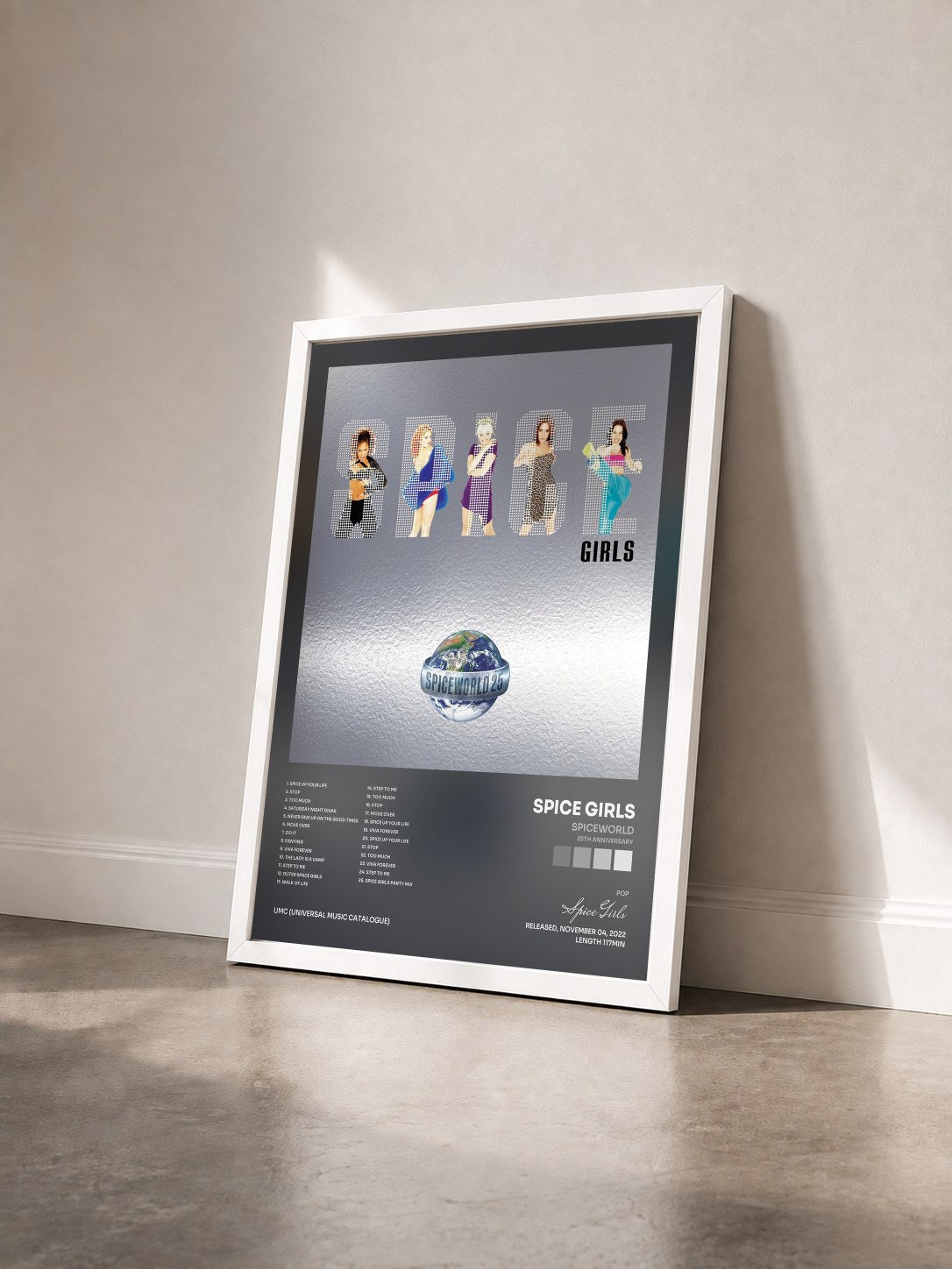 #blanc Tableau de l'album Spiceworld (25th Anniversary) de Spice Girls vu de trois quarts, cadre blanc