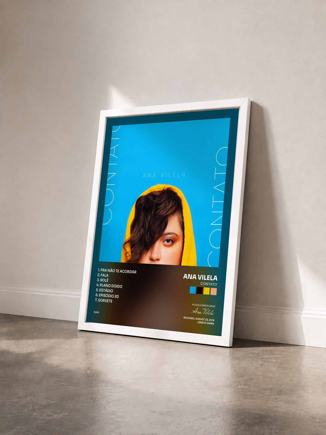 #blanc Tableau de l'album Contato de Ana Vilela vu de trois quarts, cadre blanc