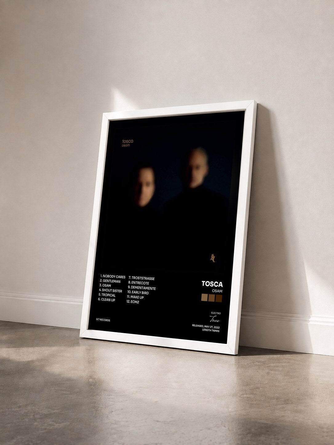#blanc Tableau de l'album Osam de Tosca vu de trois quarts, cadre blanc