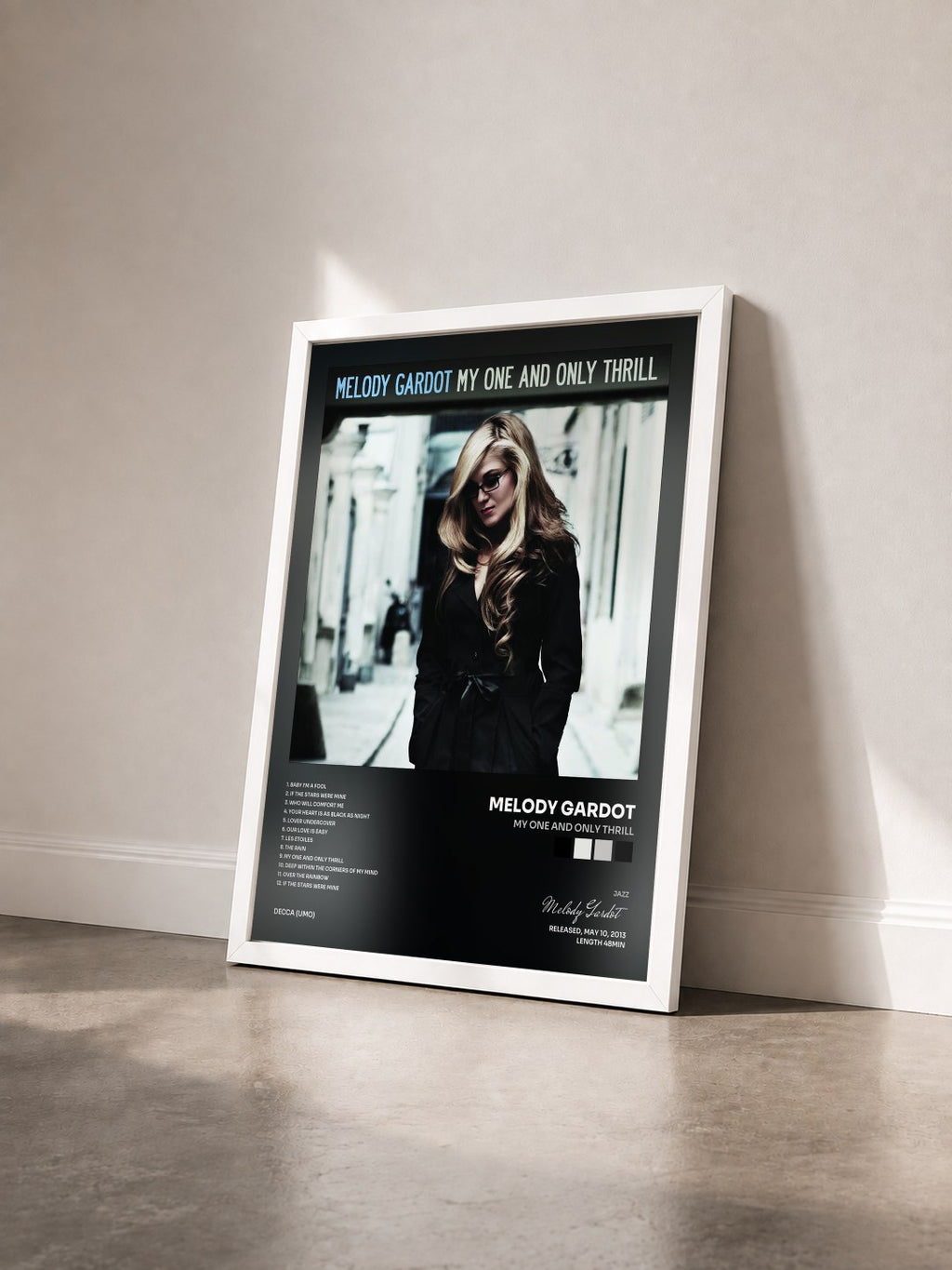 #blanc Tableau de l'album My One And Only Thrill de Melody Gardot vu de trois quarts, cadre blanc
