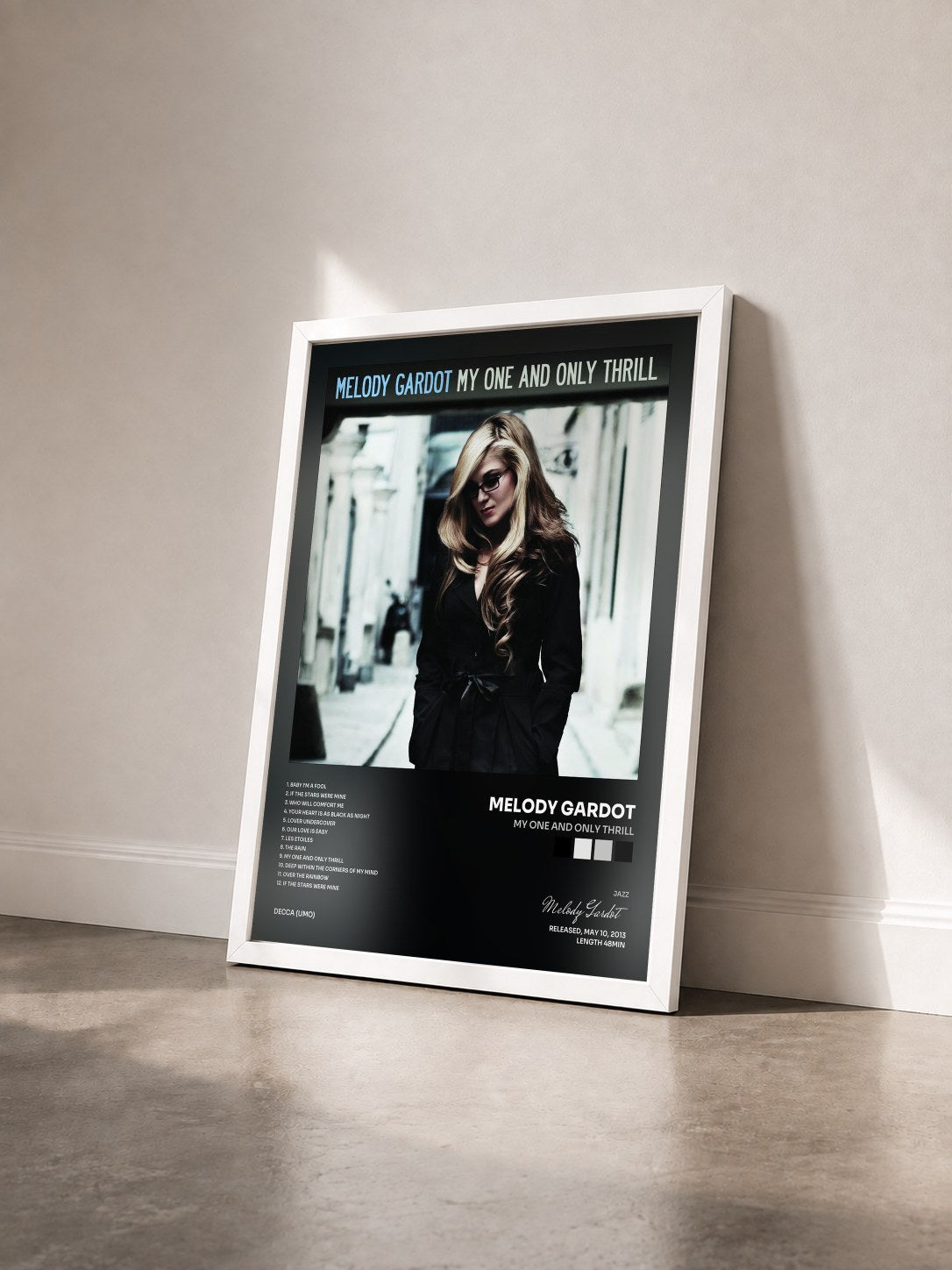 #blanc Tableau de l'album My One And Only Thrill de Melody Gardot vu de trois quarts, cadre blanc