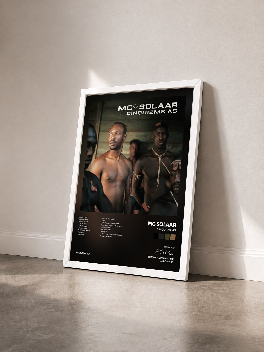 #blanc Tableau de l'album Cinquième as de MC Solaar vu de trois quarts, cadre blanc