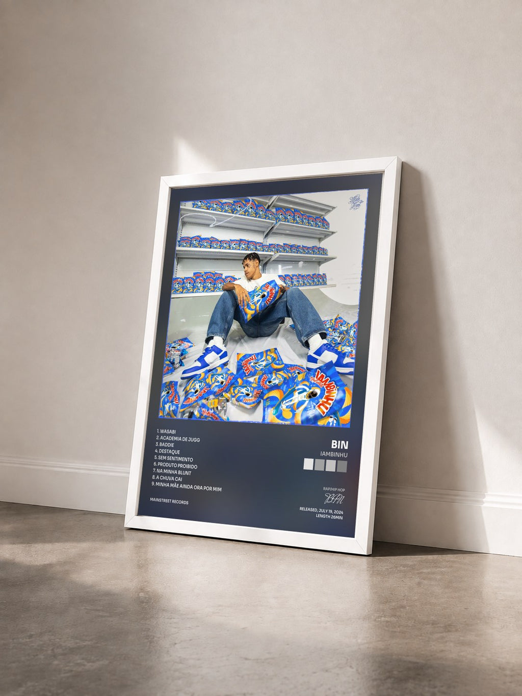 #blanc Tableau de l'album IAMBINHU de BIN vu de trois quarts, cadre blanc