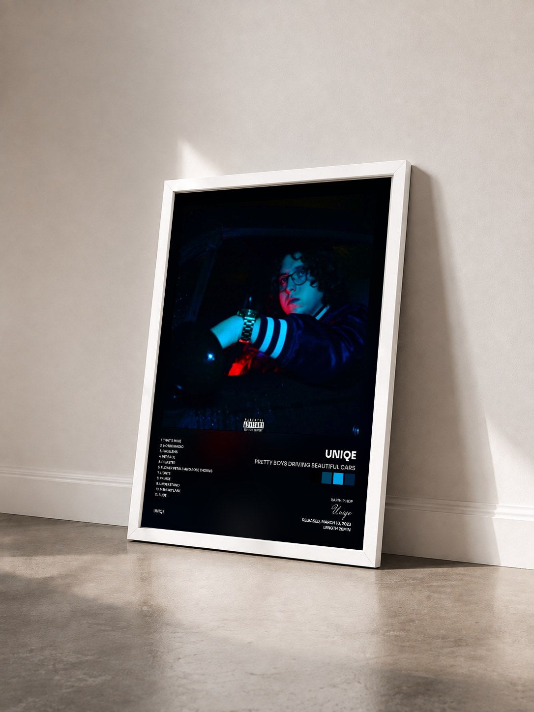 #blanc Tableau de l'album Pretty Boys Driving Beautiful Cars de Uniqe vu de trois quarts, cadre blanc