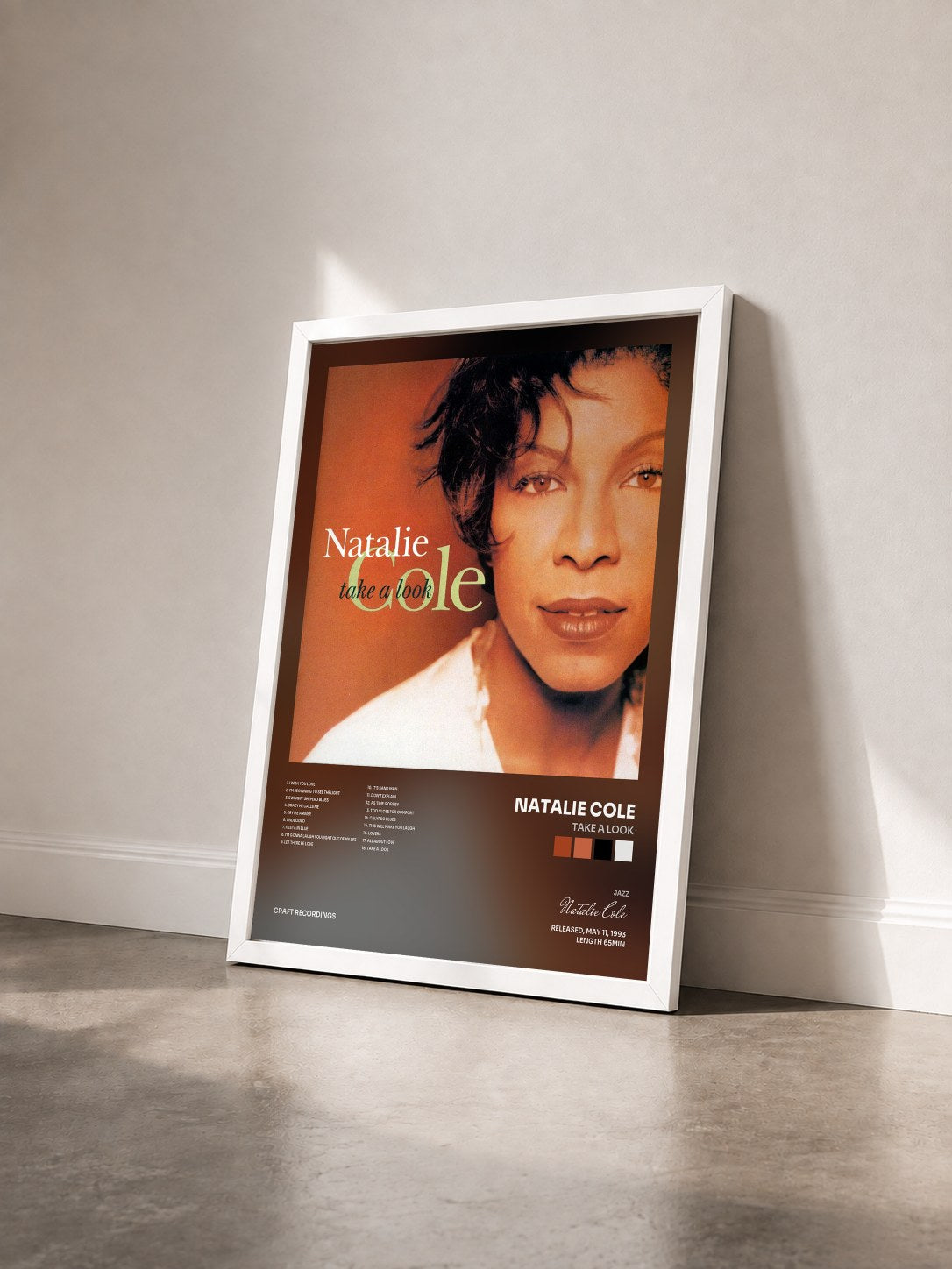 #blanc Tableau de l'album Take A Look de Natalie Cole vu de trois quarts, cadre blanc