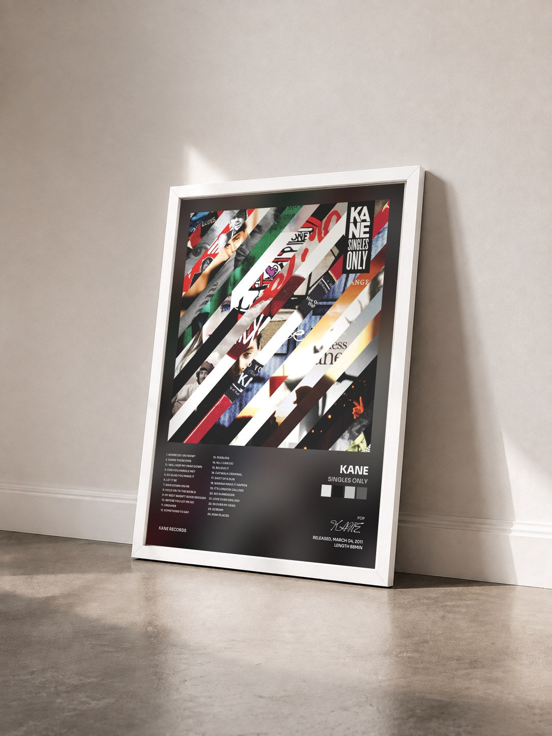 #blanc Tableau de l'album Singles Only de KANE vu de trois quarts, cadre blanc