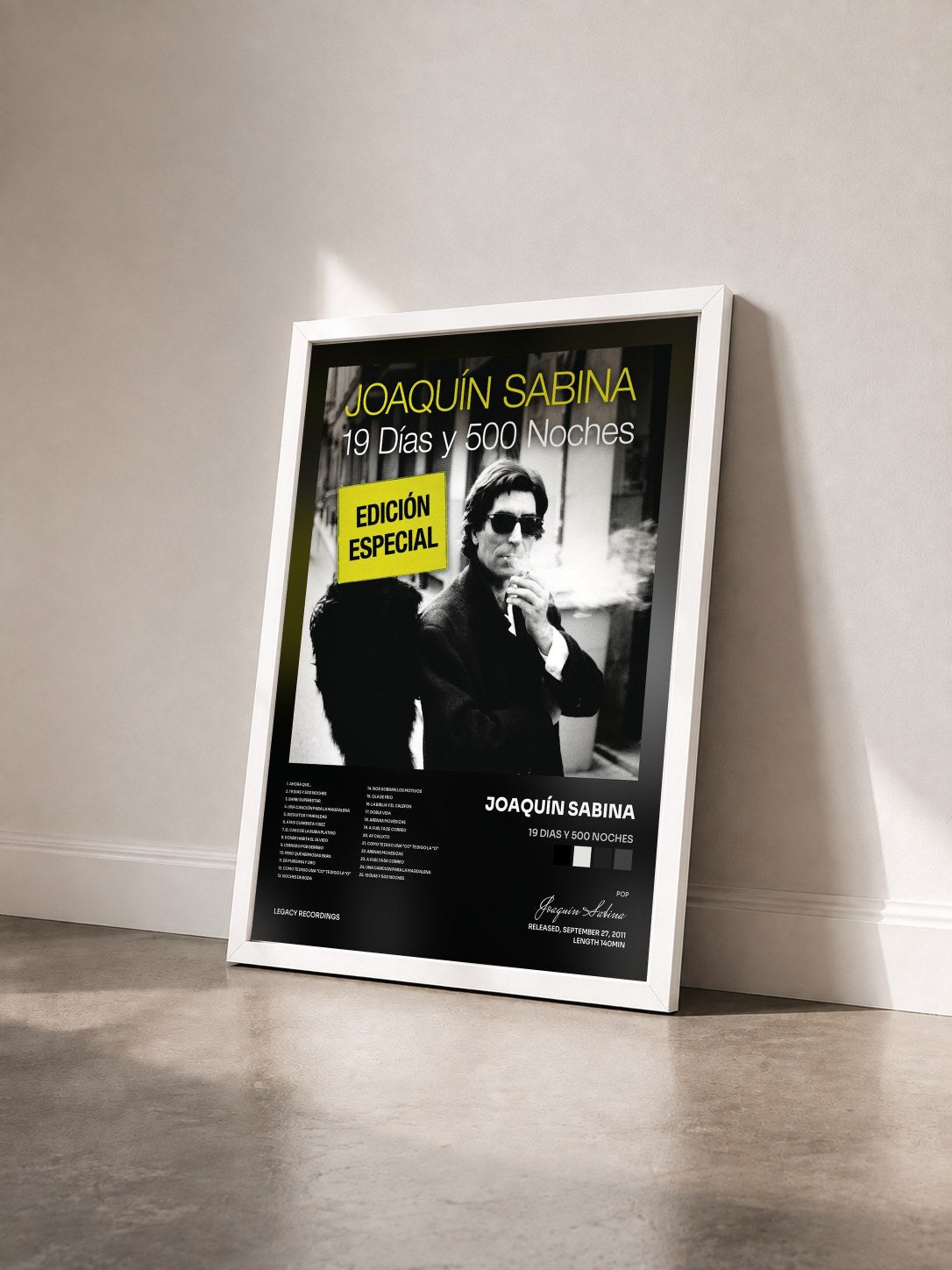 #blanc Tableau de l'album 19 Dias Y 500 Noches de Joaquín Sabina vu de trois quarts, cadre blanc