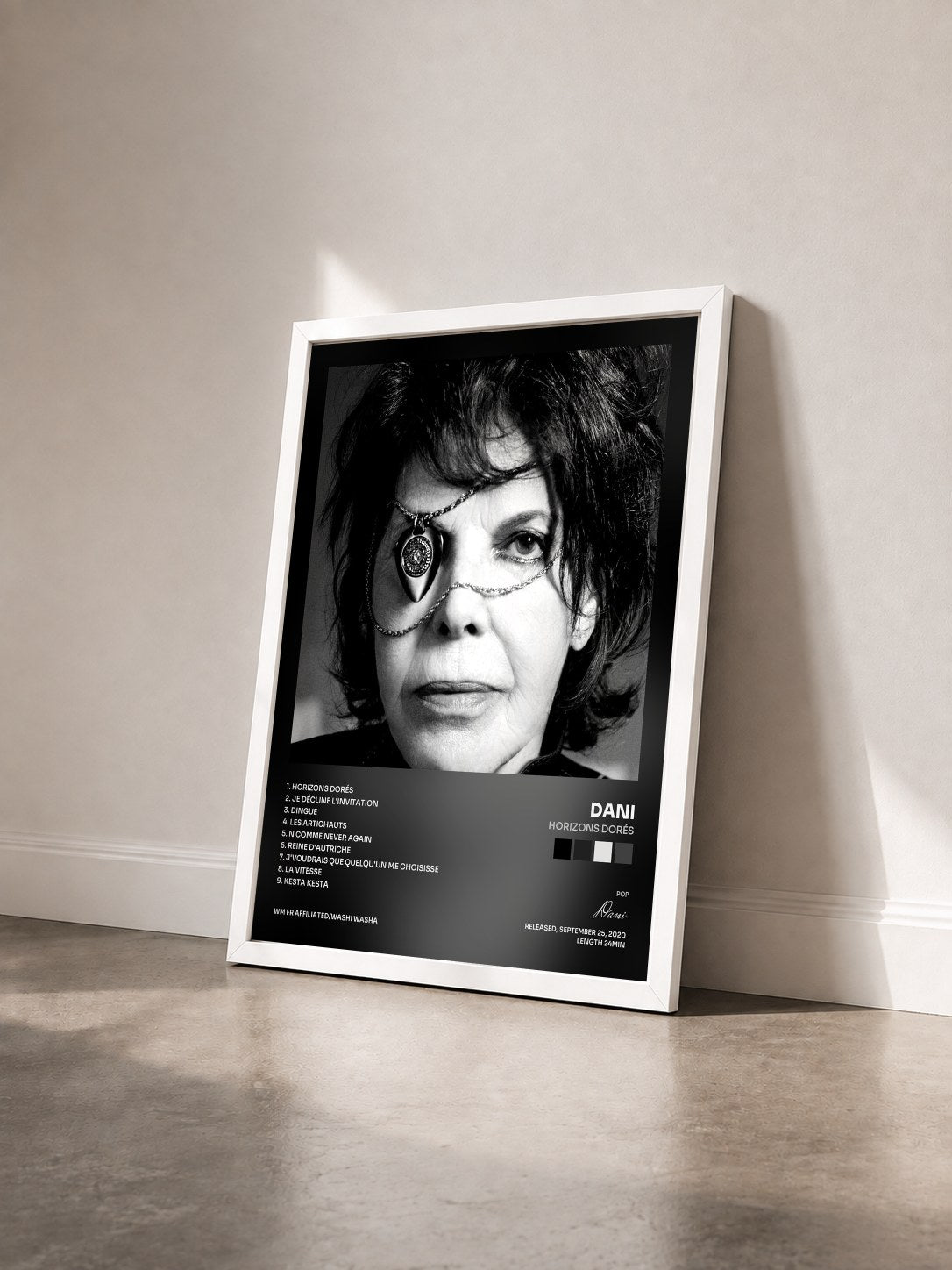 #blanc Tableau de l'album Horizons dorés de Dani vu de trois quarts, cadre blanc