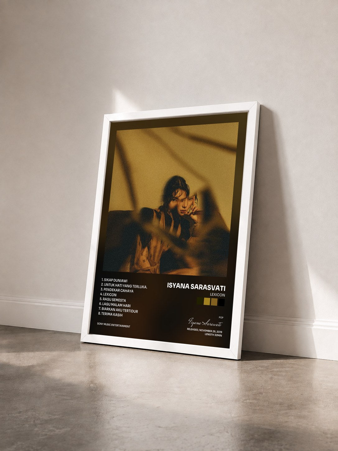 #blanc Tableau de l'album LEXICON de Isyana Sarasvati vu de trois quarts, cadre blanc