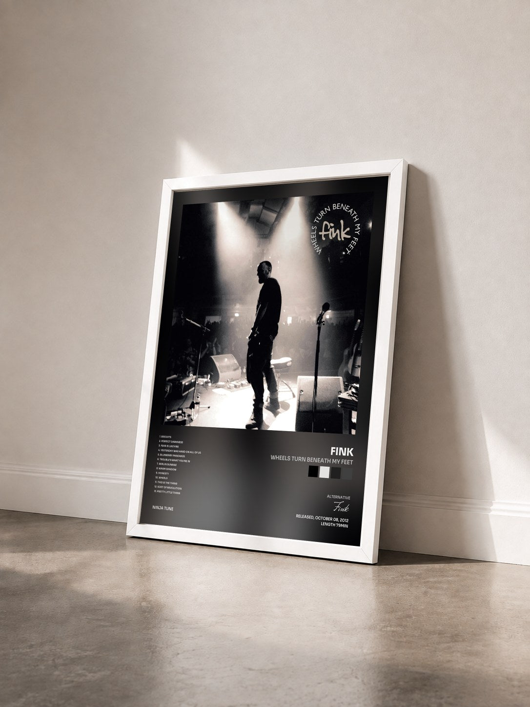 #blanc Tableau de l'album Wheels Turn Beneath My Feet de Fink vu de trois quarts, cadre blanc