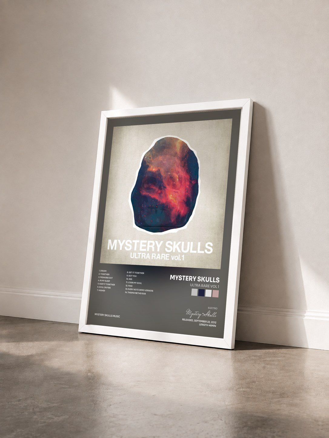#blanc Tableau de l'album Ultra Rare Vol 1 de Mystery Skulls vu de trois quarts, cadre blanc