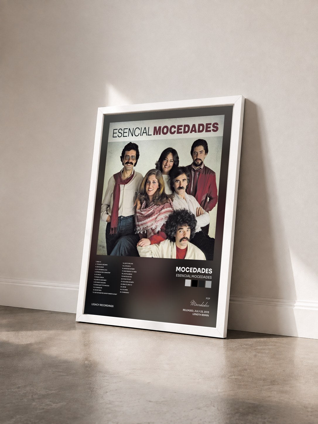 #blanc Tableau de l'album Esencial Mocedades de Mocedades vu de trois quarts, cadre blanc