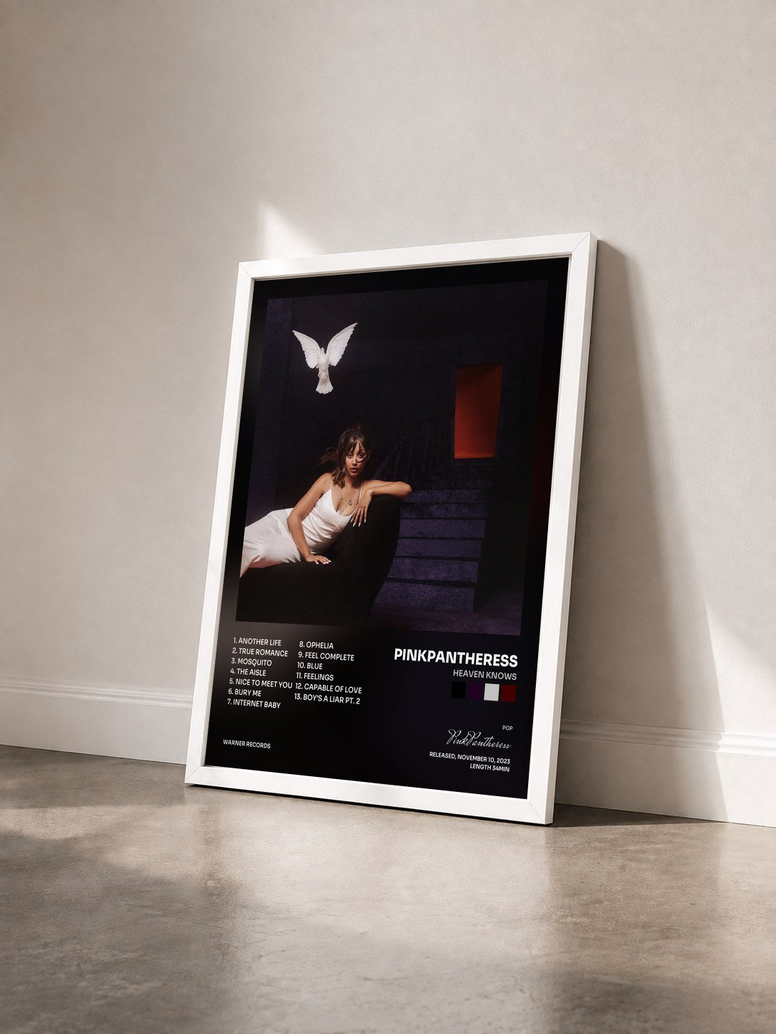 #blanc Tableau de l'album Heaven knows de PinkPantheress vu de trois quarts, cadre blanc