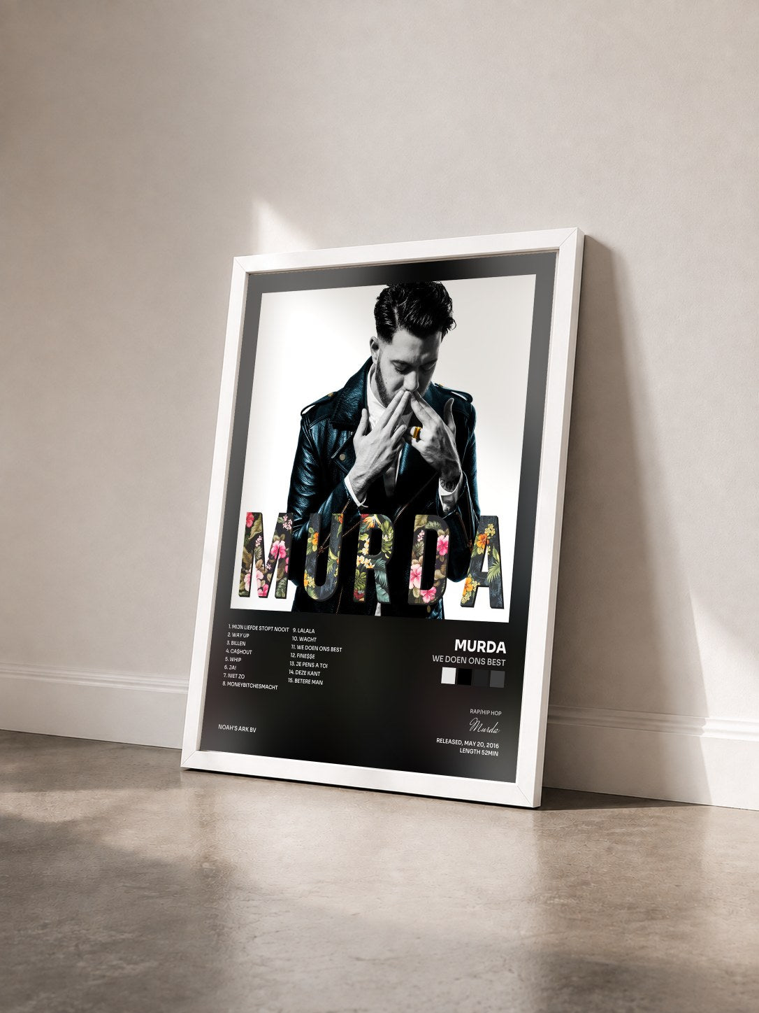 #blanc Tableau de l'album We Doen Ons Best de Murda vu de trois quarts, cadre blanc