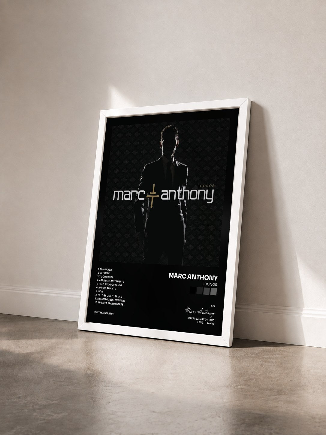 #blanc Tableau de l'album Iconos de Marc Anthony vu de trois quarts, cadre blanc