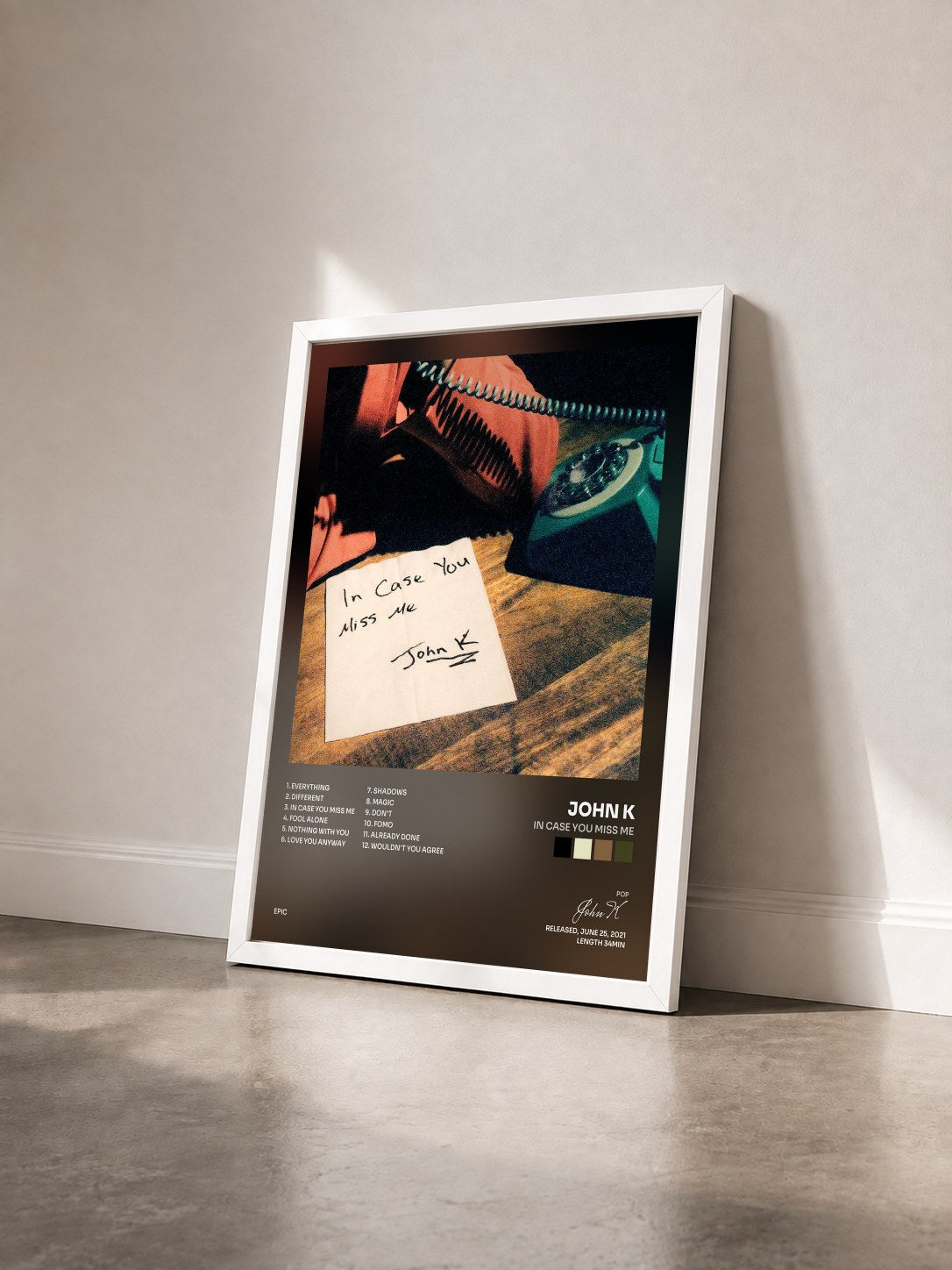 #blanc Tableau de l'album in case you miss me de John K vu de trois quarts, cadre blanc