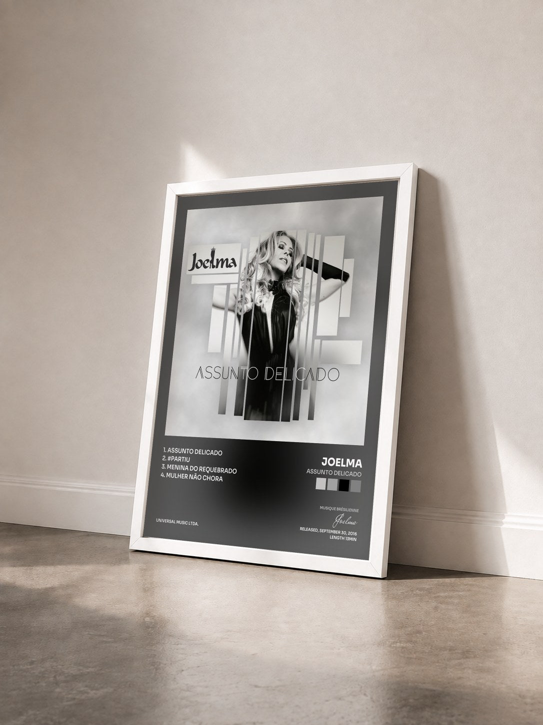 #blanc Tableau de l'album Assunto Delicado de Joelma vu de trois quarts, cadre blanc