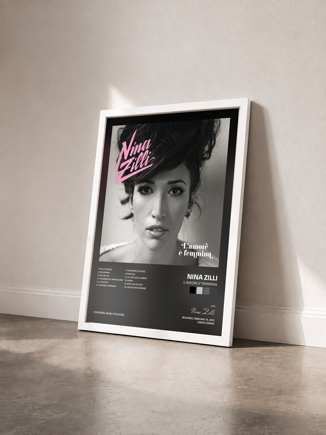 #blanc Tableau de l'album L'Amore E' Femmina de Nina Zilli vu de trois quarts, cadre blanc