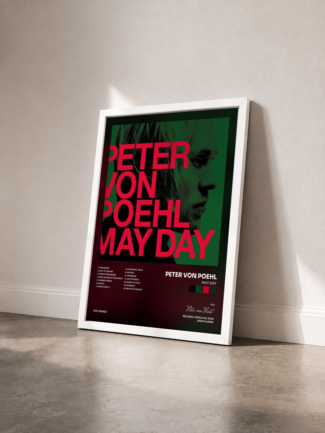 #blanc Tableau de l'album May Day de Peter von Poehl vu de trois quarts, cadre blanc