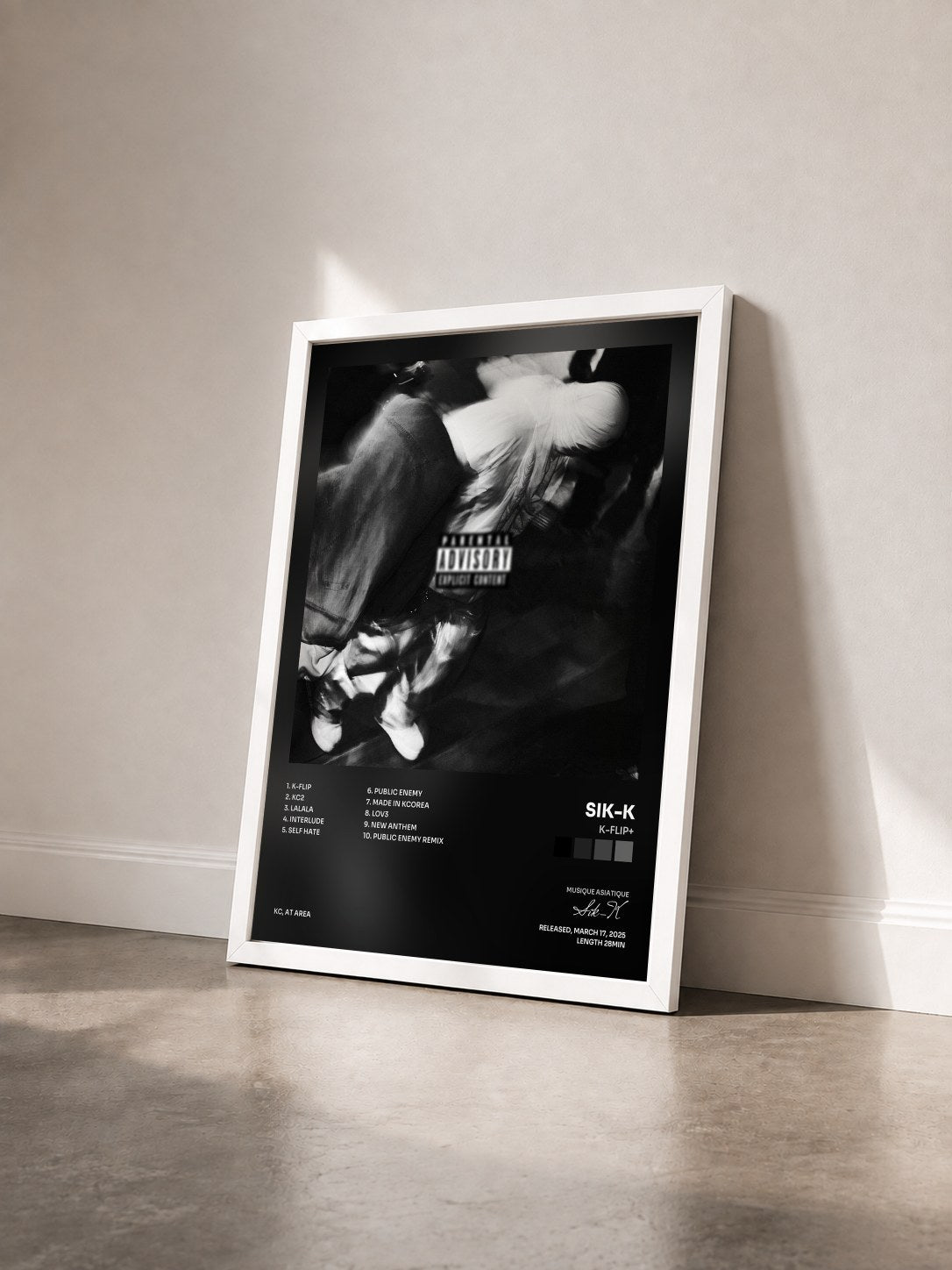 #blanc Tableau de l'album K-FLIP+ de Sik-K vu de trois quarts, cadre blanc