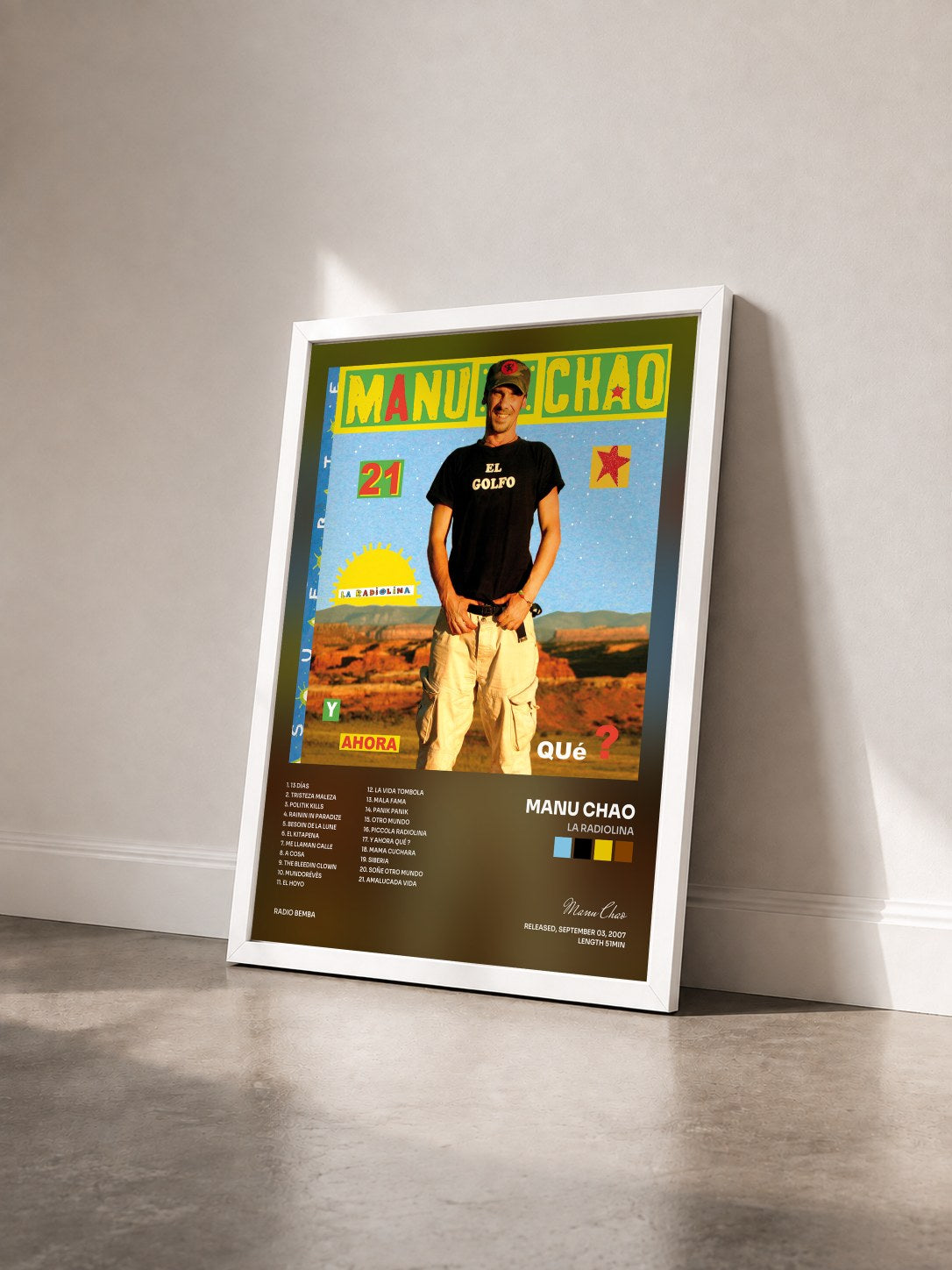 #blanc Tableau de l'album La Radiolina de Manu Chao vu de trois quarts, cadre blanc