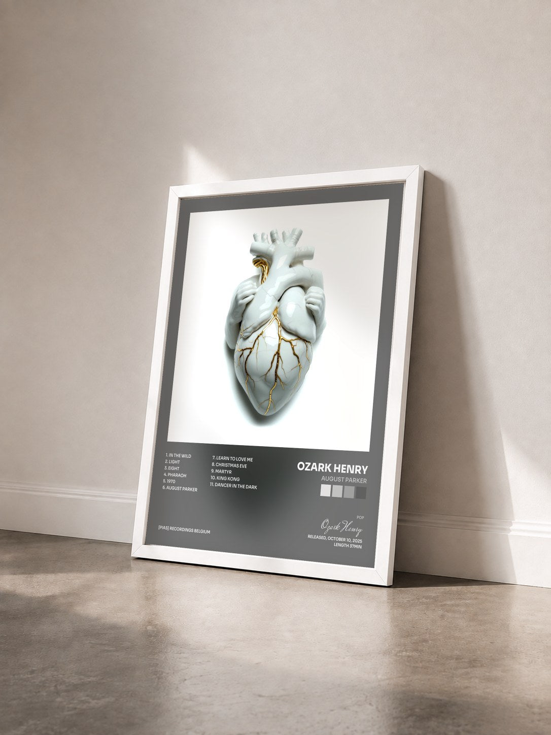#blanc Tableau de l'album August Parker de Ozark Henry vu de trois quarts, cadre blanc