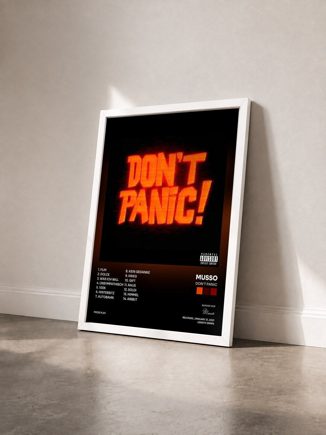 #blanc Tableau de l'album Don't Panic de Musso vu de trois quarts, cadre blanc