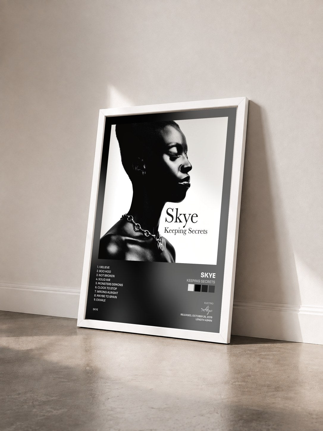 #blanc Tableau de l'album Keeping Secrets de Skye vu de trois quarts, cadre blanc