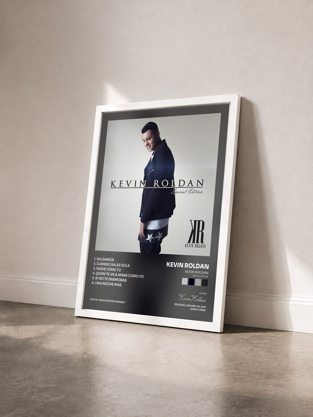 #blanc Tableau de l'album Kevin Roldan (Special Edition) de Kevin Roldan vu de trois quarts, cadre blanc