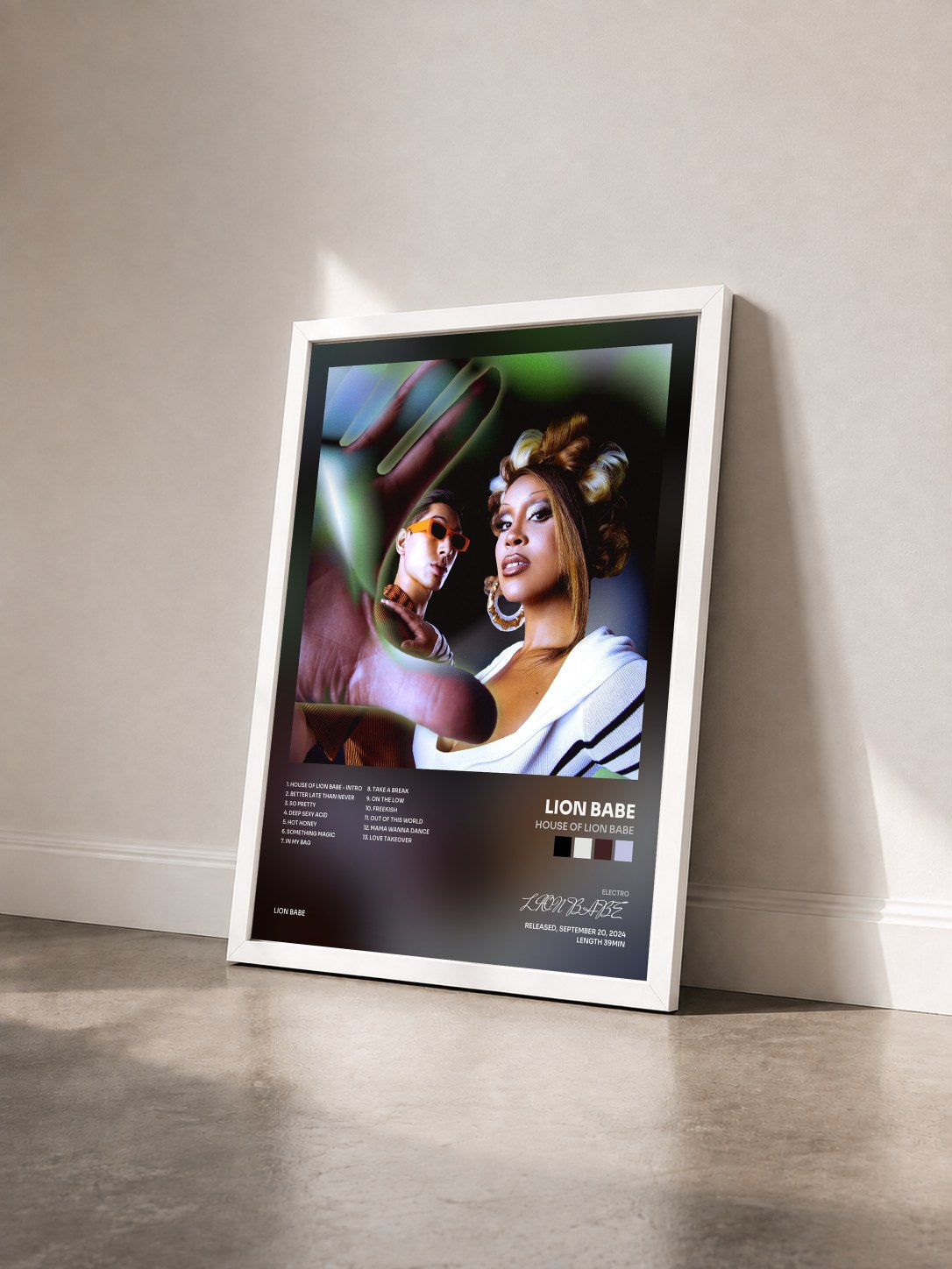 #blanc Tableau de l'album House of LION BABE de LION BABE vu de trois quarts, cadre blanc