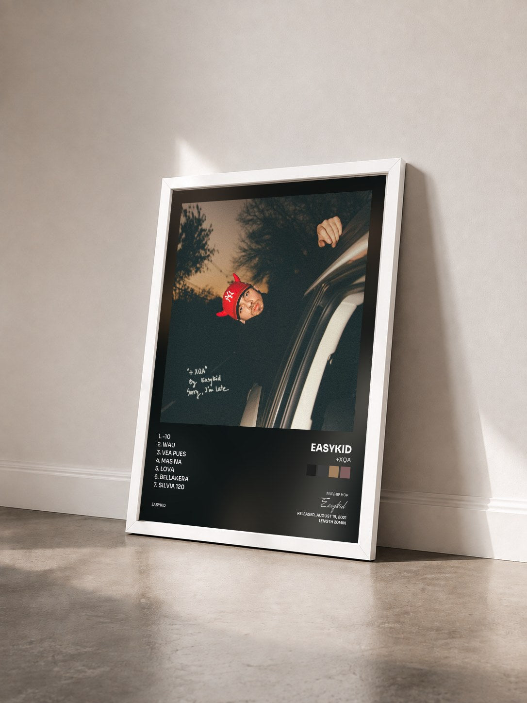 #blanc Tableau de l'album +Xqa de Easykid vu de trois quarts, cadre blanc