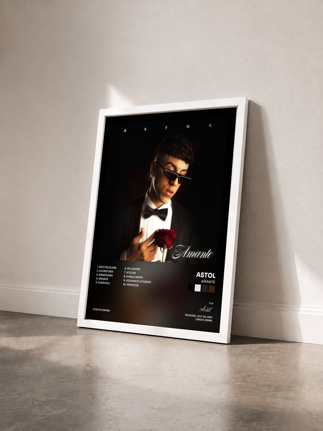 #blanc Tableau de l'album Amante de Astol vu de trois quarts, cadre blanc