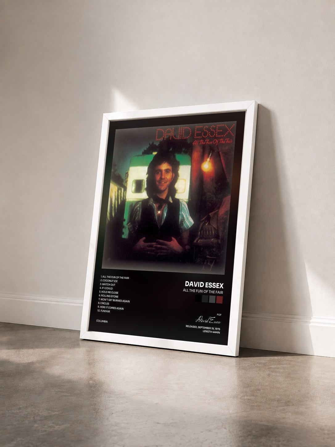 #blanc Tableau de l'album ALL THE FUN OF THE FAIR de David Essex vu de trois quarts, cadre blanc