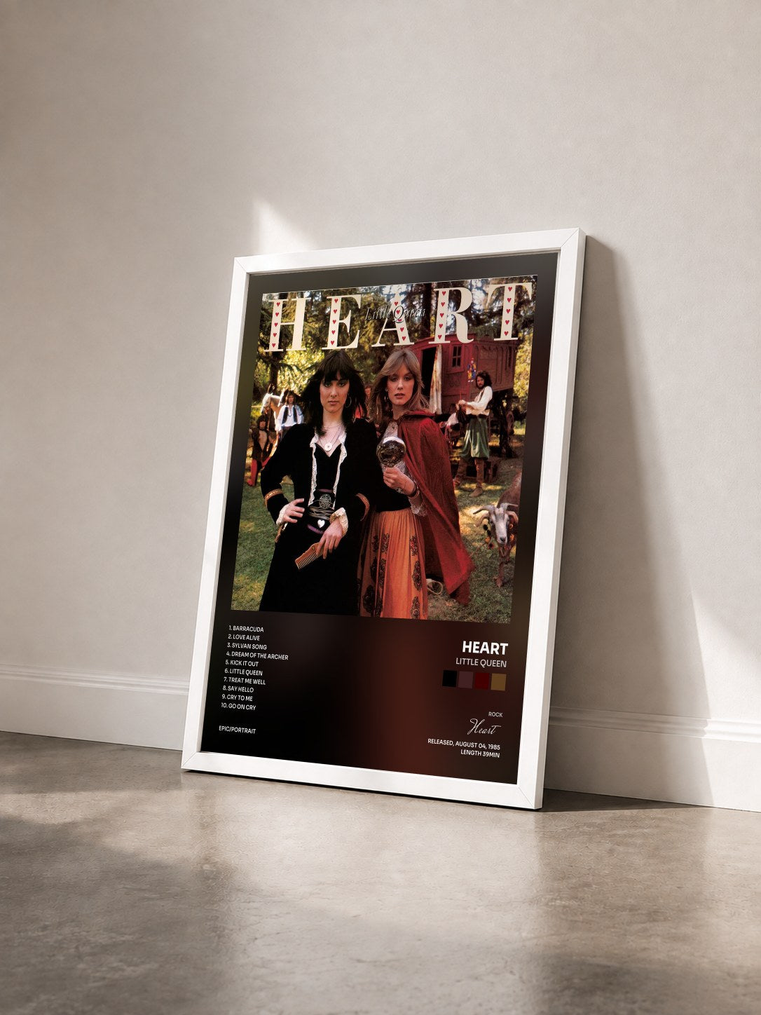 #blanc Tableau de l'album Little Queen de Heart vu de trois quarts, cadre blanc