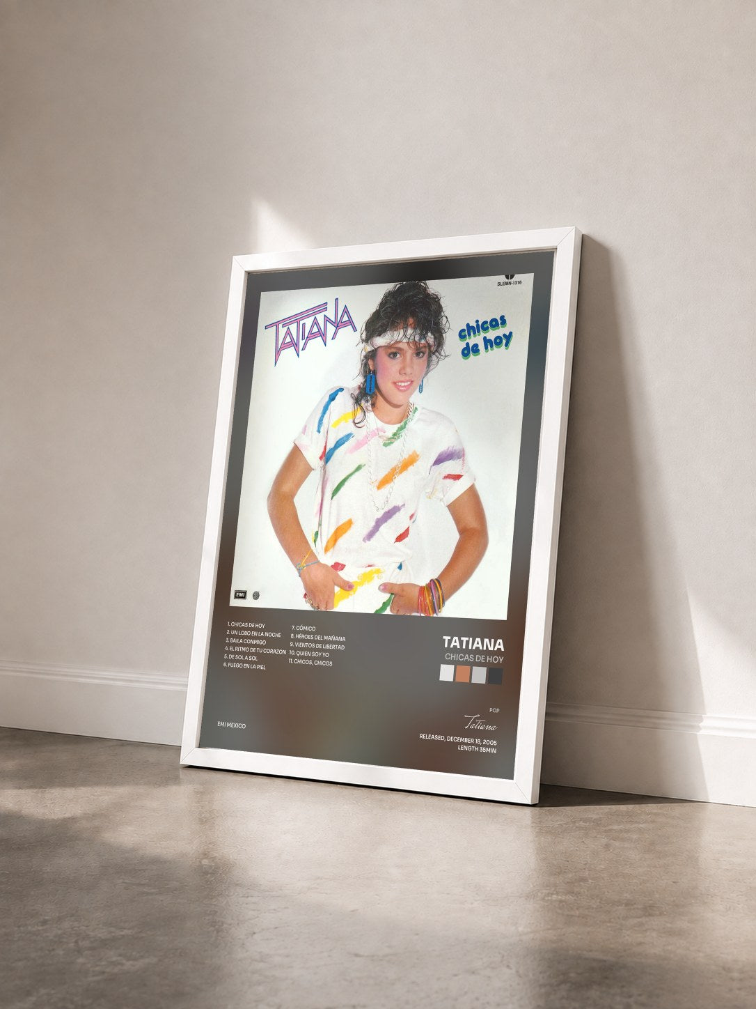 #blanc Tableau de l'album Chicas De Hoy de Tatiana vu de trois quarts, cadre blanc
