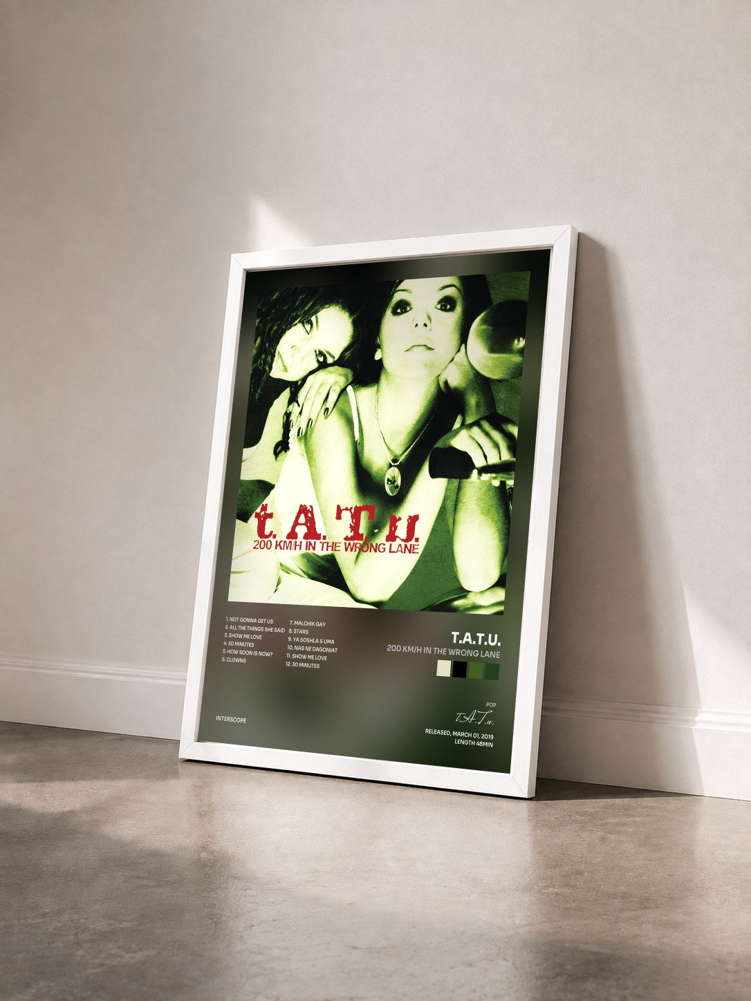 #blanc Tableau de l'album 200 KM/H In The Wrong Lane de t.A.T.u. vu de trois quarts, cadre blanc