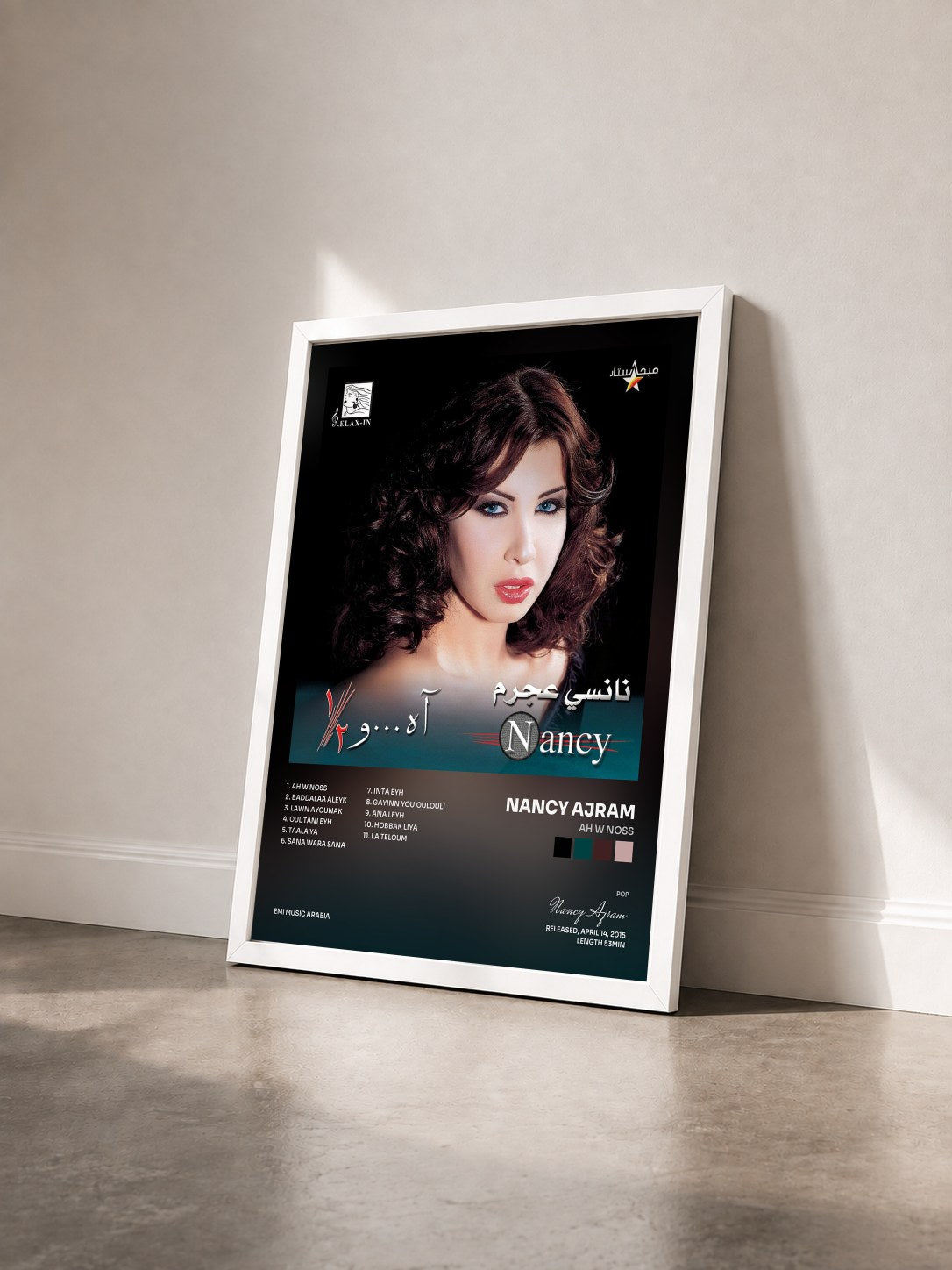 #blanc Tableau de l'album Ah W Noss de Nancy Ajram vu de trois quarts, cadre blanc