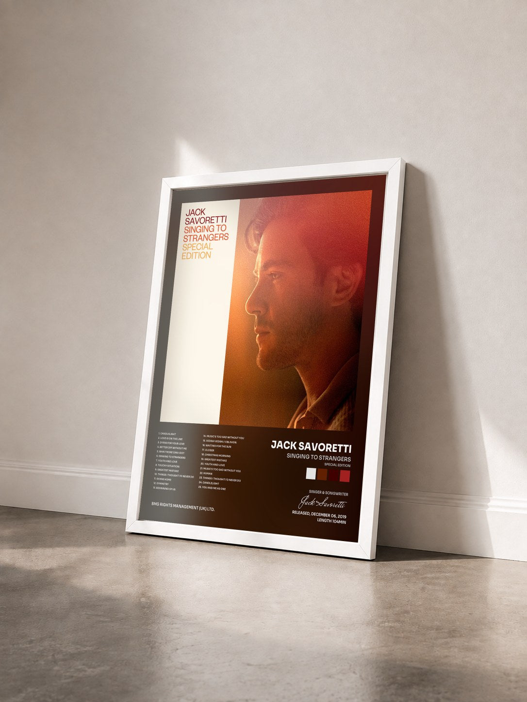 #blanc Tableau de l'album Singing to Strangers (Special Edition) de Jack Savoretti vu de trois quarts, cadre blanc