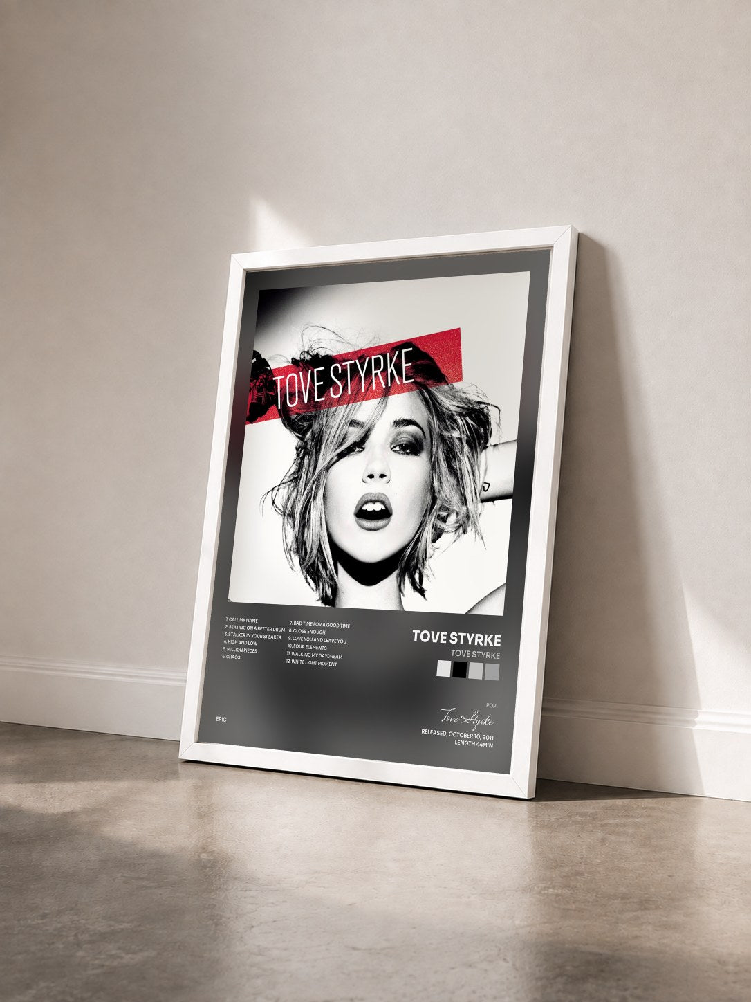 #blanc Tableau de l'album Tove Styrke de Tove Styrke vu de trois quarts, cadre blanc