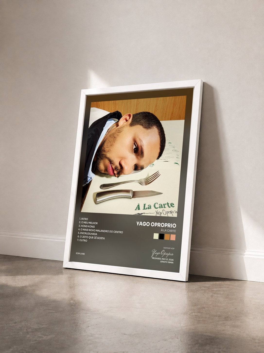 #blanc Tableau de l'album À La Carte de Yago Oproprio vu de trois quarts, cadre blanc