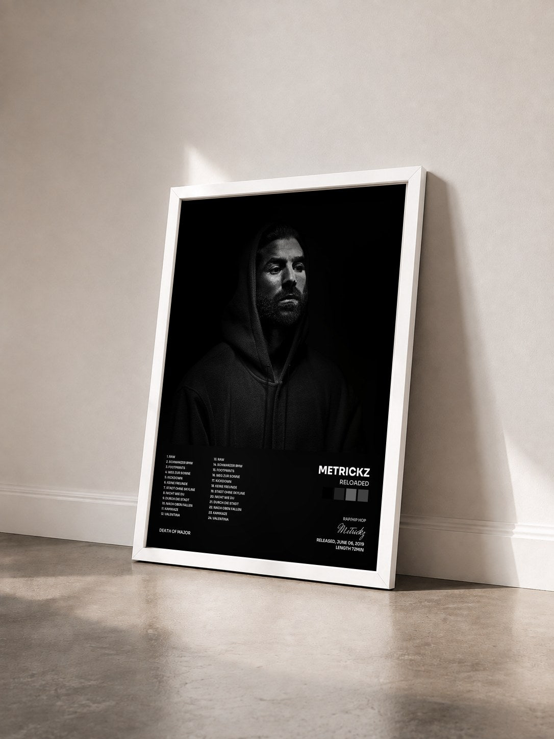 #blanc Tableau de l'album Reloaded de Metrickz vu de trois quarts, cadre blanc
