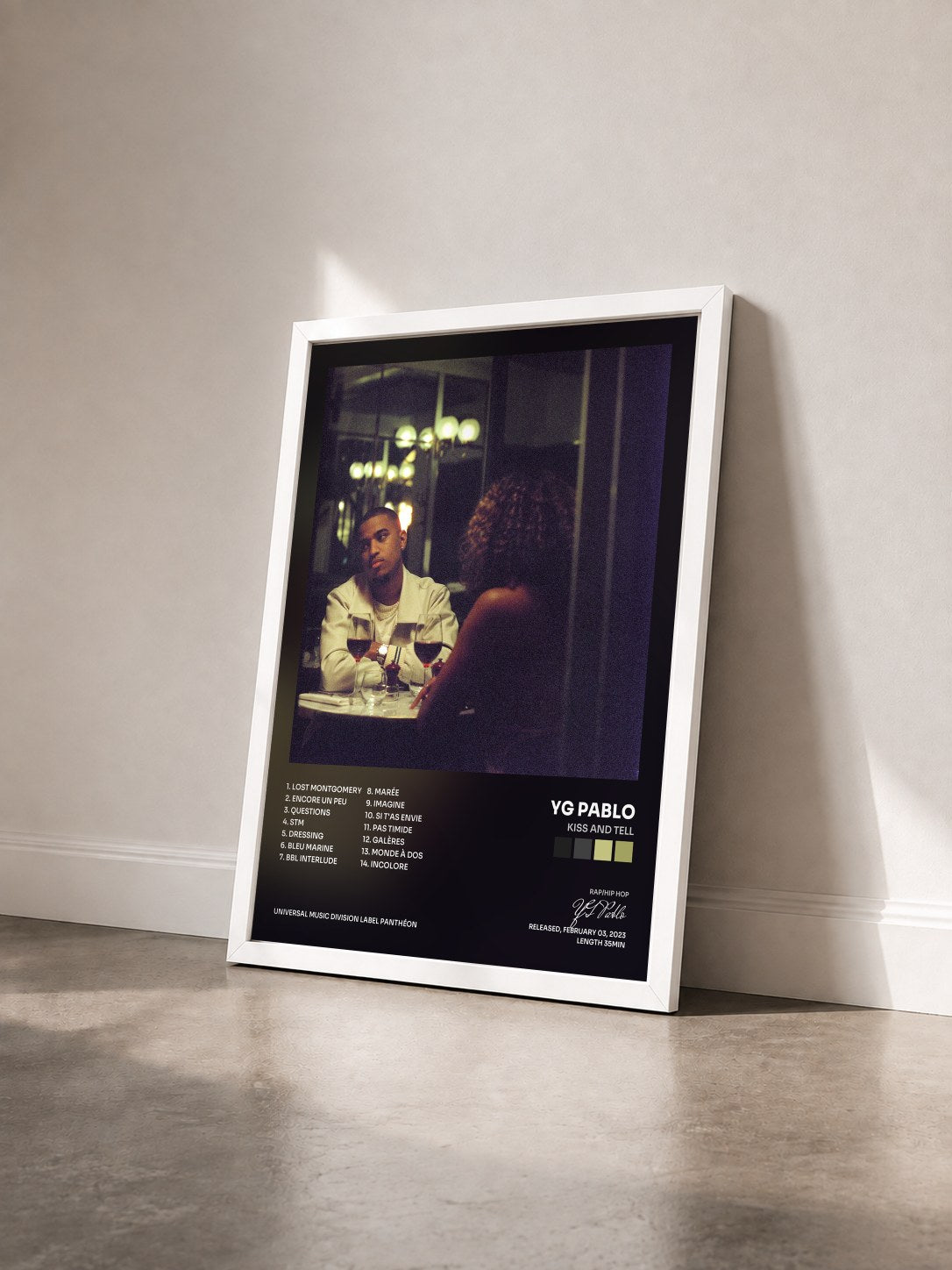 #blanc Tableau de l'album Kiss And Tell de YG Pablo vu de trois quarts, cadre blanc