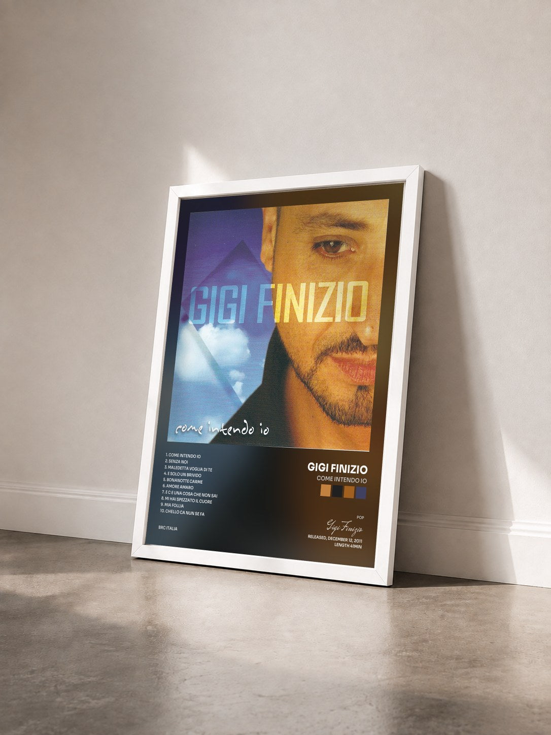 #blanc Tableau de l'album Come intendo io de Gigi Finizio vu de trois quarts, cadre blanc