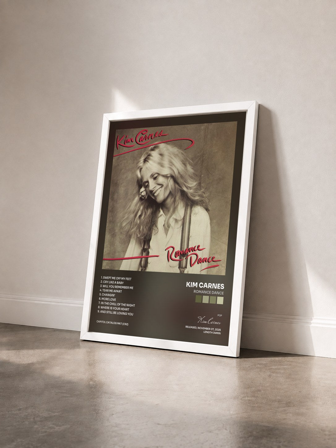 #blanc Tableau de l'album Romance Dance de Kim Carnes vu de trois quarts, cadre blanc